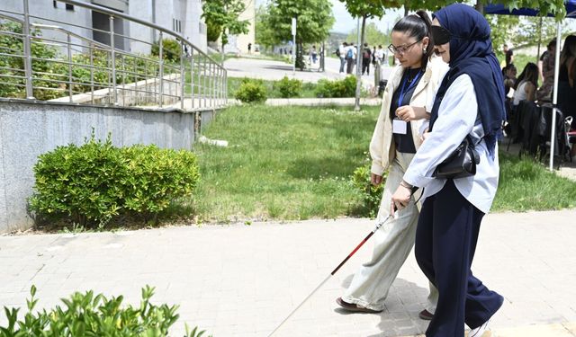 Uşak Üniversitesi öğrencileri, engelli yaşamın zorluklarını deneyimledi