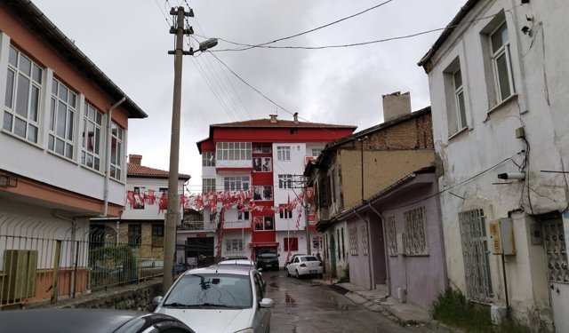 Uşak'ta şucu bucu olanlara ve rüzgara göre şekil alanlara seslendi!