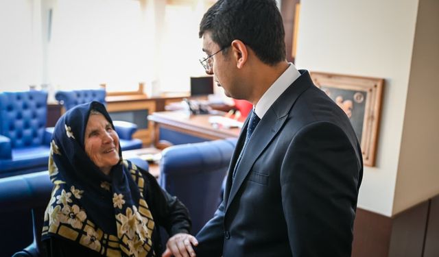 Uşak Valisi Serdar Kartal makamında şehit ailesini ağırladı