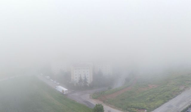 Uşak'ta yağmurun ardından sis başladı! Karadeniz'deki görüntüleri çağrıştırdı!