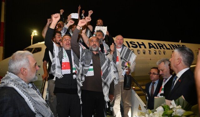 2 gündür haber alınamayan Uşaklı iş adamı ile 17 Türk vatandaşı Türkiye'ye geldi