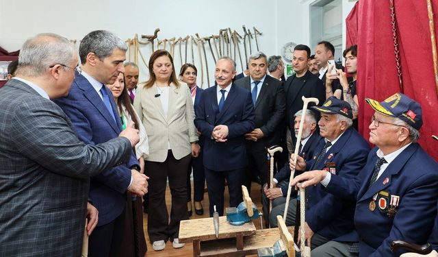 Afyon Valisi Aktaş ile Belediye Başkanı Burcu Köksal, yıl sonu sergisini açtılar