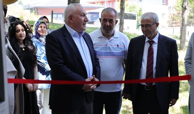 Kütahya 100'üncü Yıl Mahallesi'ndeki dikiş nakış kursunun yılsonu sergisi açıldı