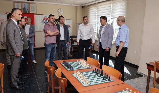 Kütahya'daki spor salonu, çiniciler çarşısı ve millet bahçesi gibi yatırımları yerinde inceledi