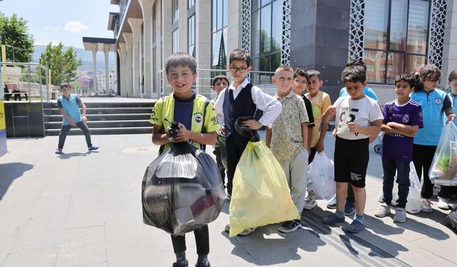 Kütahya Şeker İlkokulu öğrencileri evlerindeki kartonları sıfır atık markete verdi