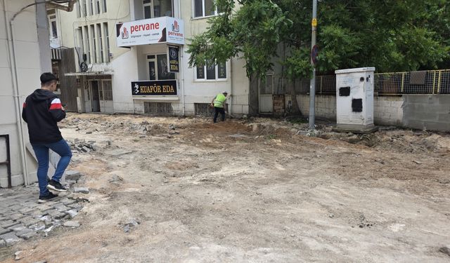Kurtuluş Mahallesi’nde kilit parke taşı döşeme işlemleri devam ediyor