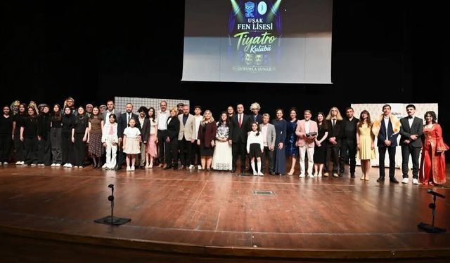 Uşak Fen Lisesi öğrencilerinin sahnelediği Beynelminel Sadıcım oyunu, beğeni topladı