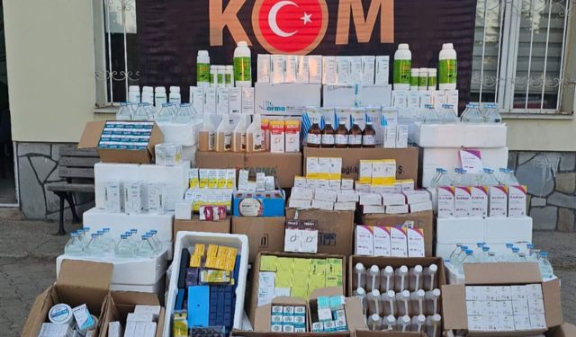 Aracında binlerce adet kaçak veteriner ilacı bulunduran şahıs Uşak’ta yakalandı