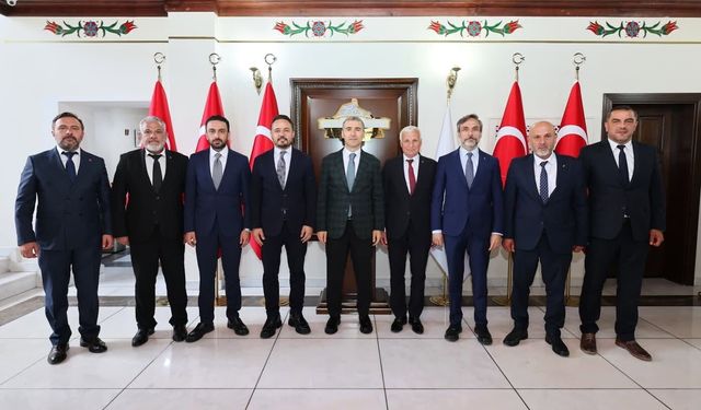 Himmet Yaşar başkanlığındaki heyet, bir önceki dönem Uşak Valiliği görevinde bulunan Naci Aktaş’ı ziyaret etti