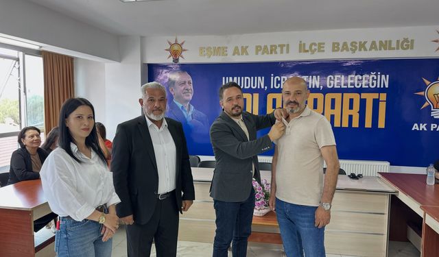 Uşak Eşme’de AK Parti’ye katılanlara rozet takıldı