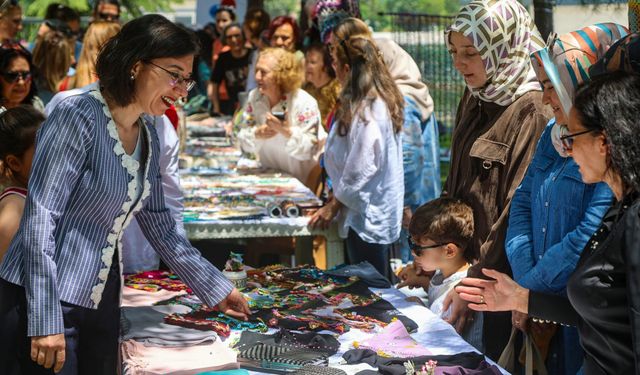 Uşak Belediye Başkanvekili Hatice Terekeci Özkan yılsonu sergisine katıldı