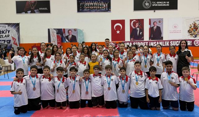 Uşak Özlem adına mücadele eden sporcular, Spor Toto Türkiye Yıldızlar Karate Ligi'nde genel klasmanda şampiyon oldular