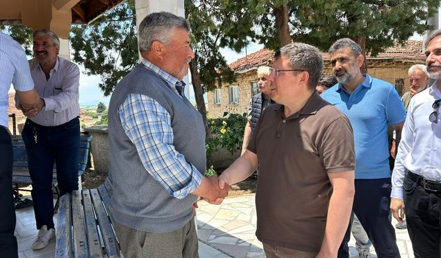 Halı saha inşa edilen Uşak Merkez Yapağılar köyünü ziyaret etti