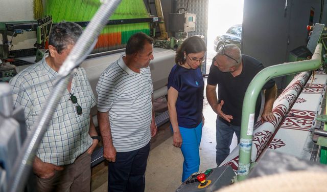 Uşak Belediye Başkan Vekili Terekeci Özkan, binlerce vatandaşın ekmek yediği dokuma tezgahlarını ziyaret etti