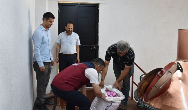 Afyon Başmakçı'da 30 yıldır geleneksel yöntemle gül üreten Medet Karadut, modern tesisini TKDK ile kurdu