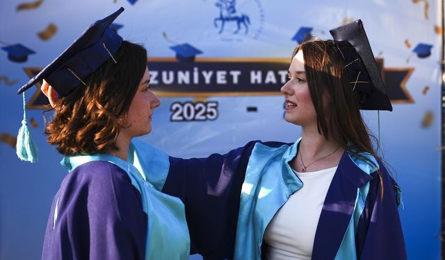 Dokuz Eylül Hemşireliği bitiren Aleyna ve İlayda Yurdakul, sağlık alanında da beraber çalışmayı istiyorlar