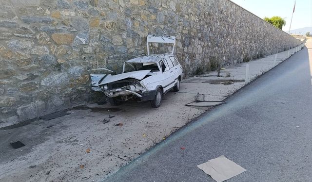 Uşak OSB'nin önünde kamyonla çarpışan otomobil istinat duvarına çarparak durdu