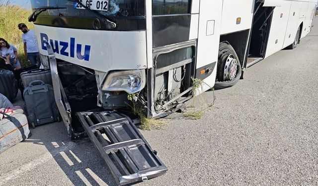 Uşak ve Kütahya yolu üzerindeki Altıntaş'ta yolcu otobüsü ve elektrikli bisiklet çarpıştı