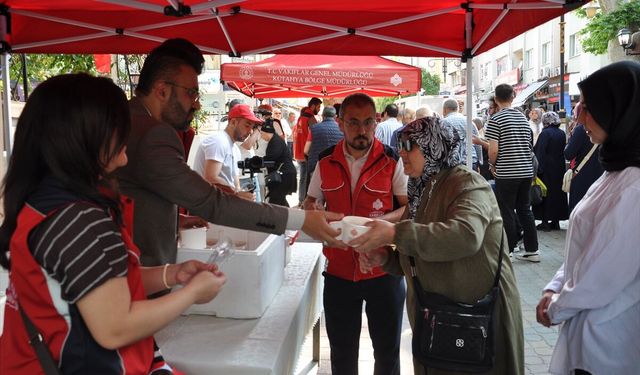 Uşak, Kütahya ve Afyon'daki vatandaşlara aşure ikram etti