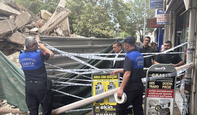 Afyonkarahisar Dumlupınar'daki yıkımda otelin yanındaki bazı işyerleri zarar gördü
