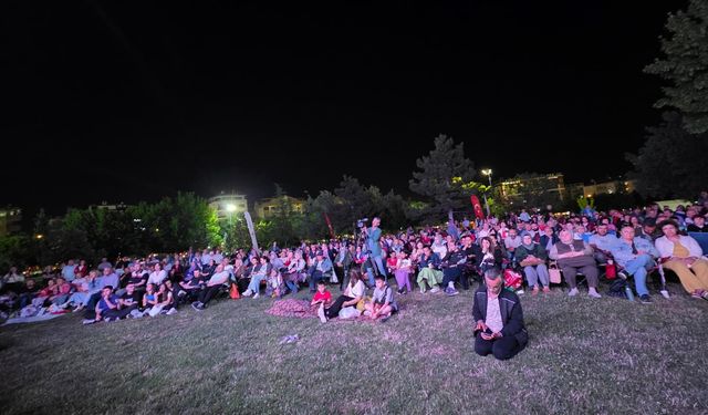 Uşak’ın yaz akşamını ‘Geceye Düşen Şarkılar’ konseri renklendirdi