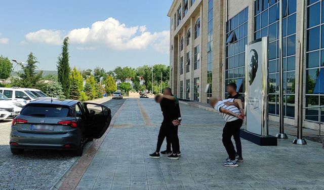 Uşak’ta 3 şüpheliye ait 2 farklı adreste kaçak silahlar ve binlerce kaçak tütün ele geçirildi