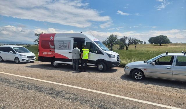 Uşak'ta düzensiz göçmenlere yapılan kontrollerde 130 araç ile 375 şahıs arandı