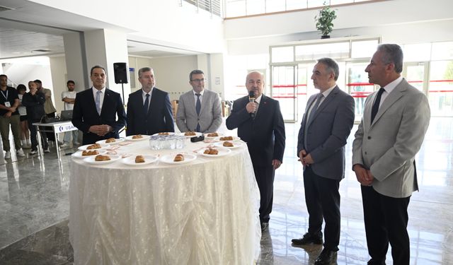 Uşak Üniversitesi Rektörü Demir, öğrenci, akademisyen ve idari personelle bayramlaştı