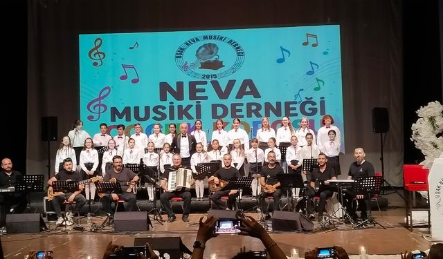 Uşak Neva Musiki Derneği Çocuk Korosu, bir birinden güzel şarkı ve türkülerle keyifli bir gece yaşattı