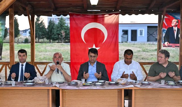 Uşak Valisi Kartal, Cemevi'ndeki iftar yemeğine katıldı