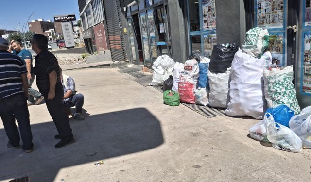 Uşak'ta o marketin önüne 1 TL'lik destekten yararlanmak için çuval çuval şişe getiriliyor