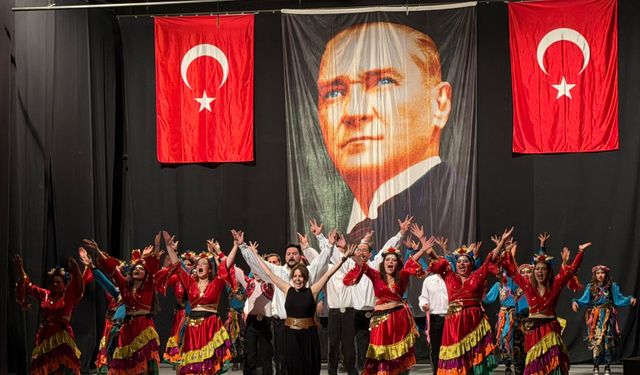 Uşak Eşme'de yöresel değerlerin sahneye taşındığı 'Eşme Halk Oyunları' gösterisi yapıldı