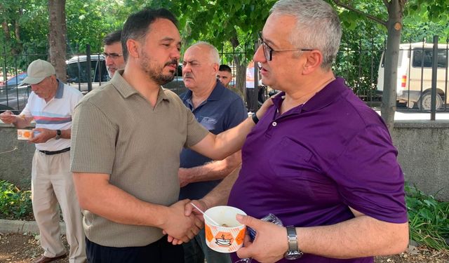 AK Parti Uşak İl Teşkilatı, Fatih Ünal Camii'ndeki aşure dağıtımı programına katıldı