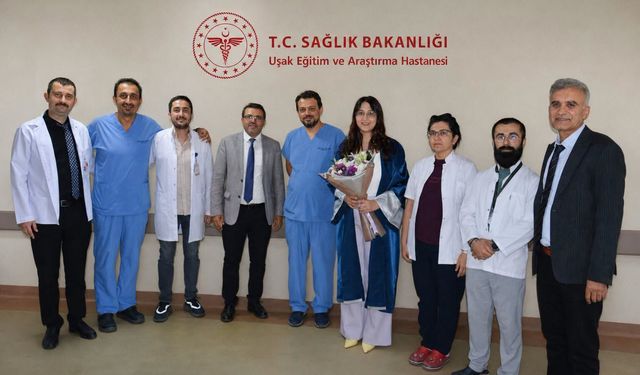 Uşak EAH'ta Acil Tıp Asistanlığı görevini yerine getiren Büşra Nur Yılmaz, eğitimlerini tamamlayarak 'Uzman Doktor' oldu
