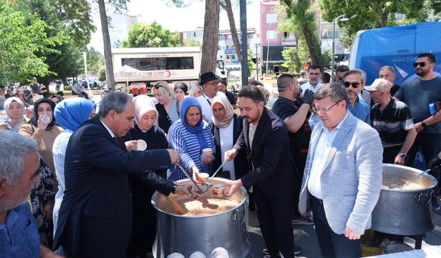 AK Parti Uşak İl Teşkilatı, milletvekillerinin de katılımıyla Aşure ikram programı düzenledi