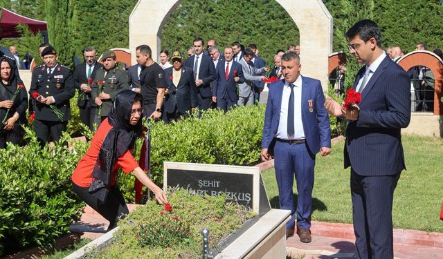 Uşak'ta Garnizon Şehitliği ve 15 Temmuz şehidi Mehmet Çetin'in kabri ziyaret edildi