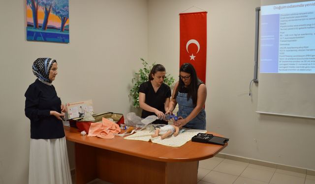 Uşak’ta yenidoğan yoğun bakım ünitelerinde görev yapan sağlık personeline eğitim düzenlendi