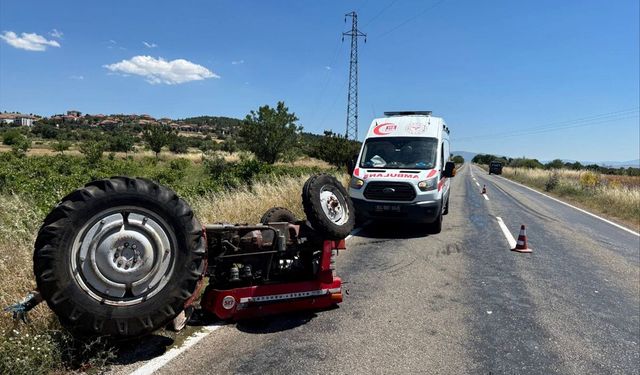 Uşak'ın Karahallı ilçesinde kamyon ve traktör çarpıştı