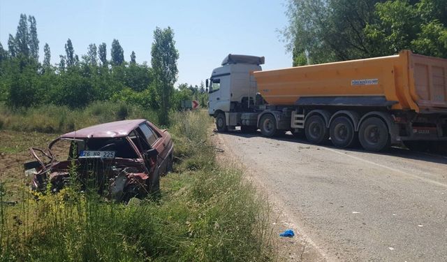 Uşak Banaz Ahat'ta tırla çarpışan otomobil sürücüsü Onur Doğan tüm çabalara rağmen kurtarılamadı
