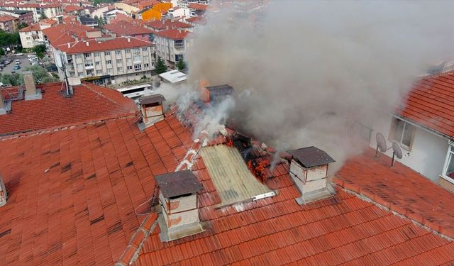 Kütahya'da yıldırım düşen 9 katlı binanın çatısı yandı