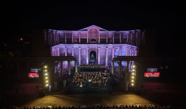 Uşak ve İzmir'den yoğun ziyaretçi çeken Sardes'te muhteşem gece
