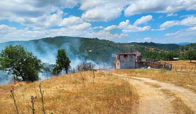 Şaphane'nin Kızılkoltuk köyünde bir evden sıçrayan orman yangını büyümeden kontrol altına alındı