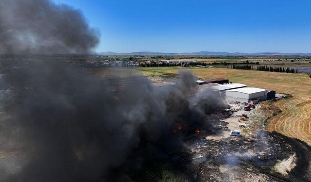 Çiğli'deki geri dönüşüm tesisindeki yangın nedeniyle gök yüzü dumanla kaplandı