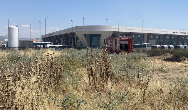 Eşme'nin komşusu Alaşehir Otogarı civarında çıkan yangın kontrol altına alındı
