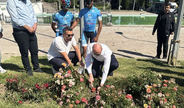 Şehit Ömer Halisdemir için Niğde'ye giden bisikletliler Afyon'a ulaştı