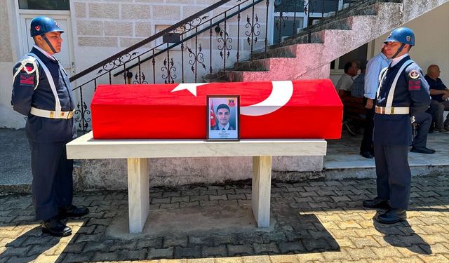 Uşak ve Afyon yolundaki kazada vefat eden Hasan ve Zehra Samur çifti ile bebekleri Aybars son yolculuğuna uğurlandı