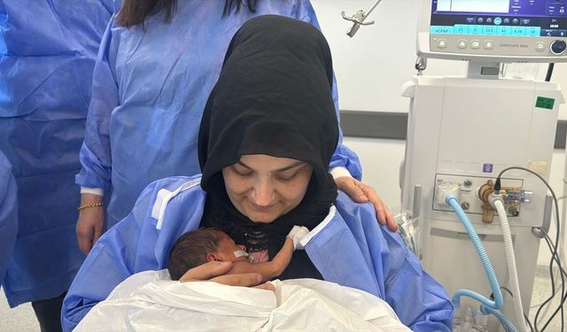 İzmir Şehir Hastanesi'nde anne karnındaki operasyonla ayrık omurgası olan bebek sağlıklı bir şekilde doğdu