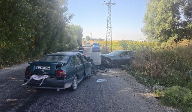 Uşak Kalfa’da iki araç kafa kafaya çarpıştı, kazada 4 kişi yaralandı