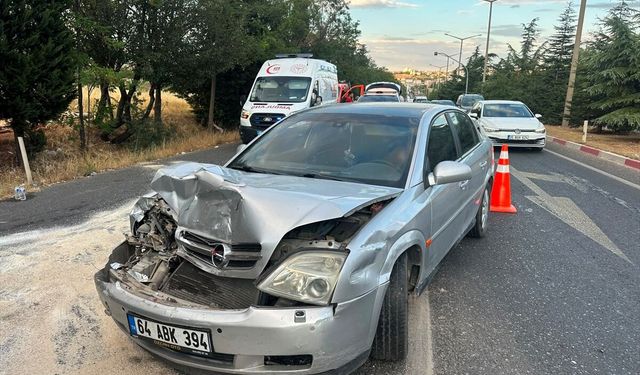 Uşak Hacıkadem Kavşağı'nda kaza! 2'si çocuk 4 kişi yaralandı!