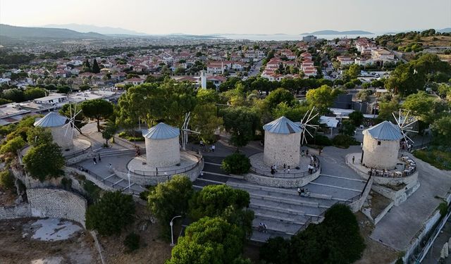 Alaçatı'daki taş evli ve Arnavut kaldırımlı sokaklarda anı biriktiriyorlar